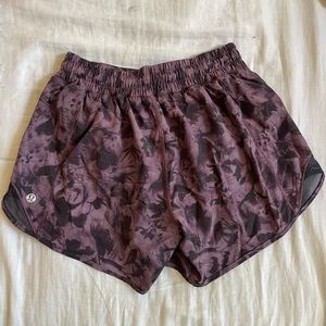 Lululemon Hotty Hot 4” low rise shorts, mini dusk floral antique black purple